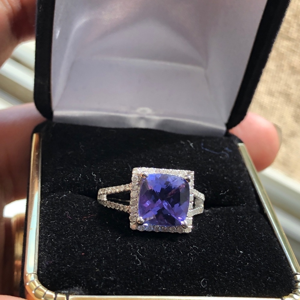 14K Gold Tanzanite & Diamond Ring